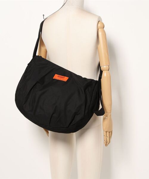 「UNIVERSAL OVERALL」 メッセンジャーバッグ ONESIZE ブラック レディース_画像6