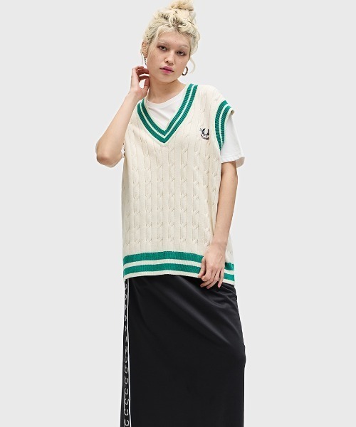 【希少】イタリア製 FRED PERRY ニット ベスト ケーブル編み 刺繍 希少】イタリア製 FRED PERRY ニット ベスト ケーブル編み 刺繍