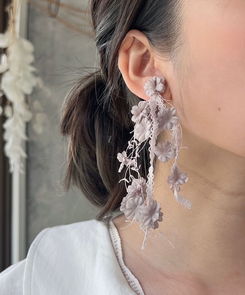 m.soeur（エムスール） ピアス 小さなお花のアシンメトリーピアス