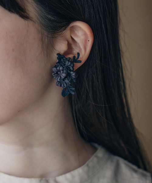 m.soeur（エムスール） ピアス 小さなお花のアシンメトリーピアス