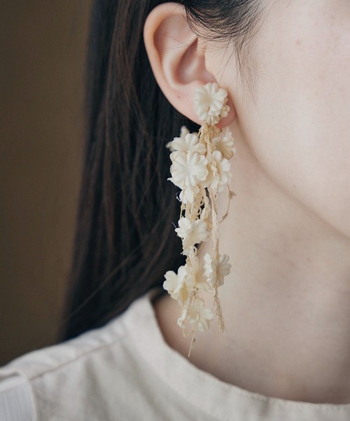 m.soeur（エムスール） ピアス 小さなお花のアシンメトリーピアス