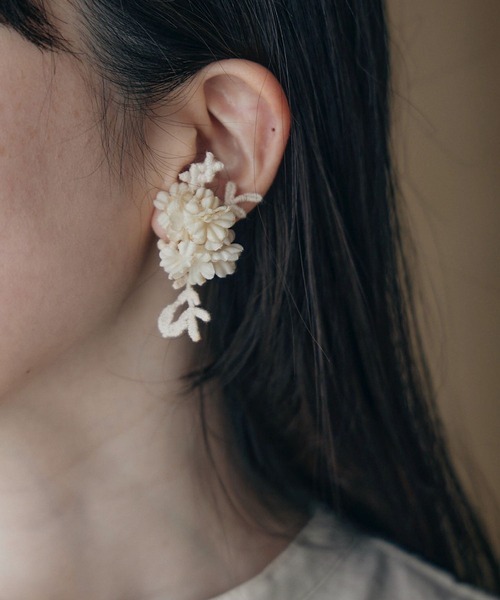 m.soeur（エムスール） ピアス 小さなお花のアシンメトリーピアス