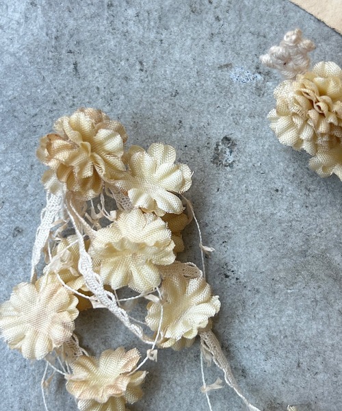 m.soeur（エムスール） ピアス 小さなお花のアシンメトリーピアス