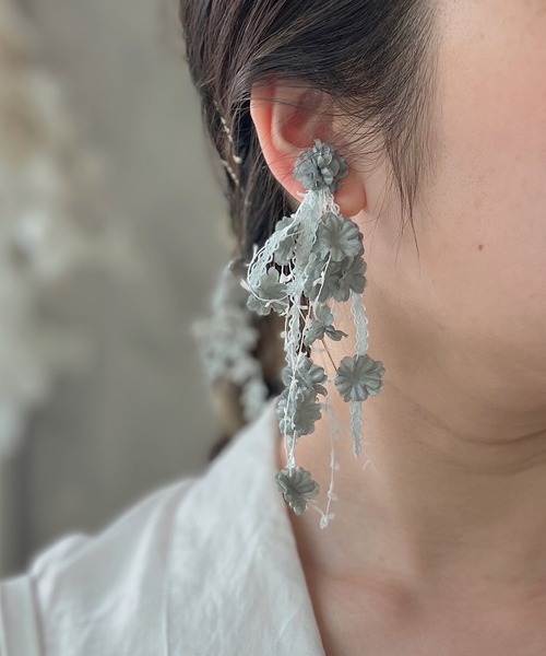 m.soeur（エムスール） ピアス 小さなお花のアシンメトリーピアス