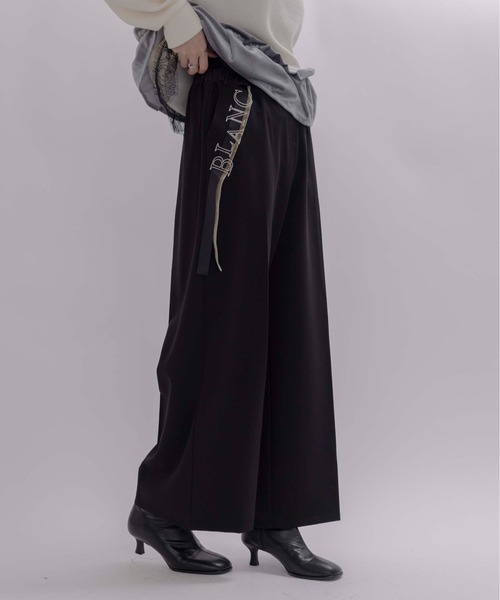 Eimee Law（エイミーロウ） スラックス パンツ テープロゴエンブロゆる