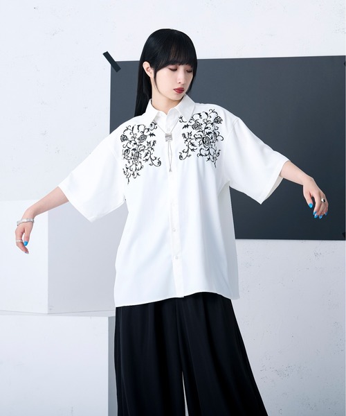 Ellno Loset（エルノロゼット） シャツ チェストフラワー刺繍シャツ