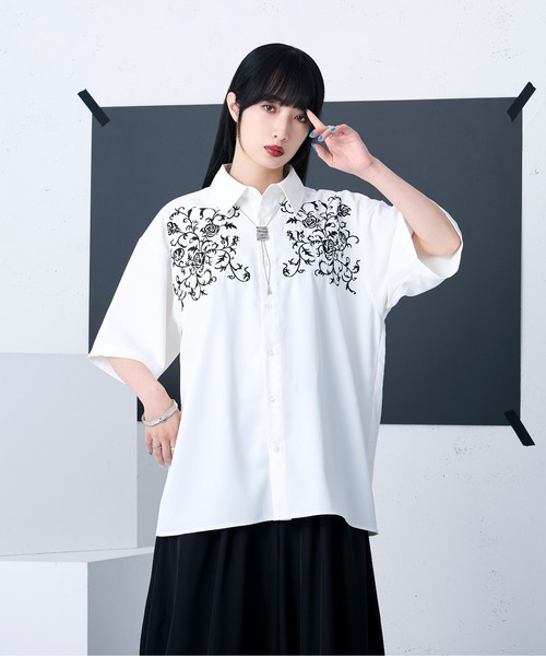 Ellno Loset（エルノロゼット） シャツ 半袖 チェストフラワー刺繍