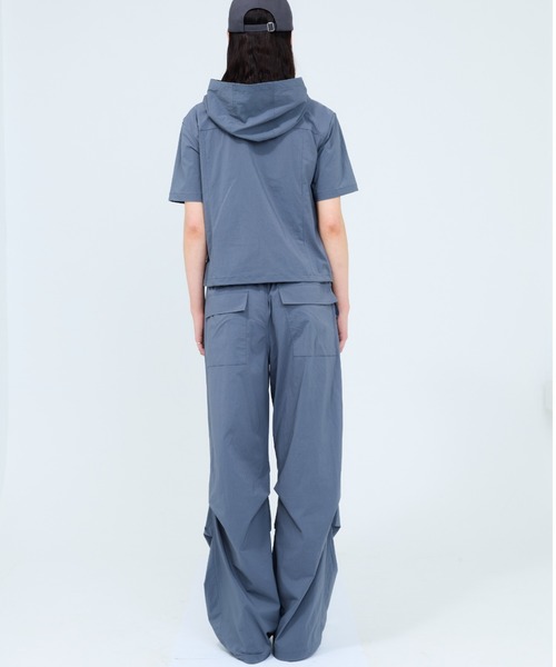 ★LUVISTRUE★CURVED L COMFY PARACHUTE PANTS(CHARCOAL)★人気 LUVISTRUE]☆24SS☆韓国人気☆CURVED L COMFY PARACHUTE PANTS