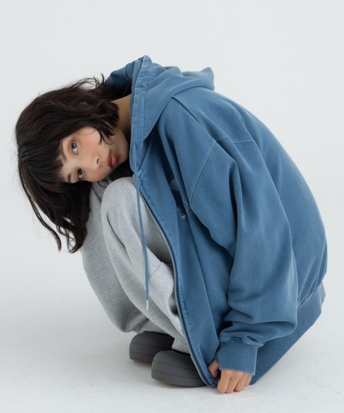 FLUKE HOLIC（フロックホリック） パーカー PIGMENT EMB LOGO CROPPED
