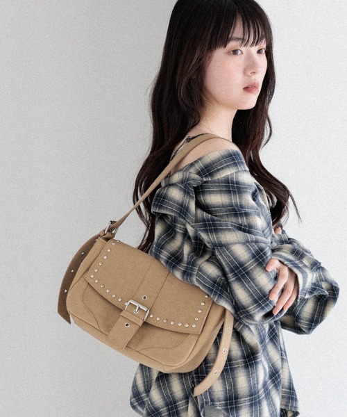 【オシャレ☆人気☆botkier】ベージュ　スタッズ付きショルダーバッグ オシャレ☆人気☆botkier】ベージュ スタッズ付きショルダー