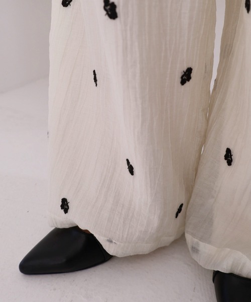 archives（アルシーヴ） パンツ 花柄刺繍イージーワイドパンツ