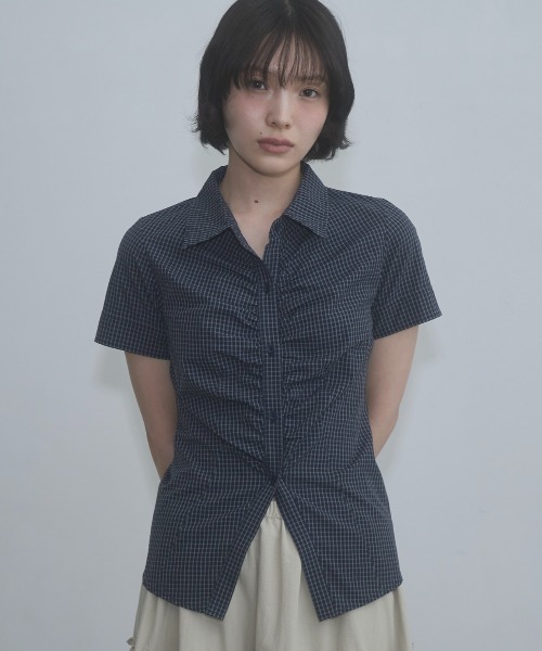 FEKETE（フェケテ） ブラウス シャツ 半袖 gather compact-fit shirt 