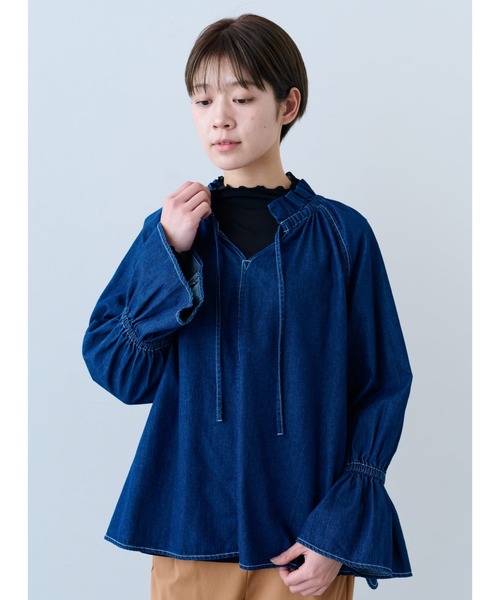 ブラウス シャツ ＩＥＤＩＴ　フリルネックで顔まわり華やぐ　キャンディースリーブデニムブラウス レディース
