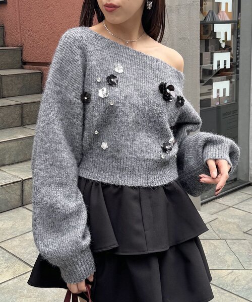 美品プラダビジュー付きニットチャコール Chico（チコ） ニット フラワービジューシャギーニット レディース