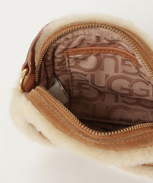 UGG アグ ナイロン キルティング ボディバッグ ショルダーバッグ UGG Australia（アグオーストラリア） 「UGG」 ショルダーバッグ