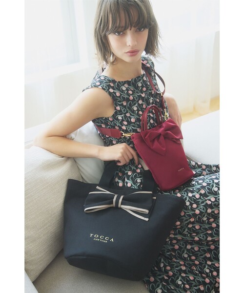 「TOCCA」 ハンドバッグ F ブラック レディースの画像