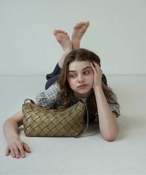 lawgy（ラウジー） ハンドバッグ woven look single handle bag