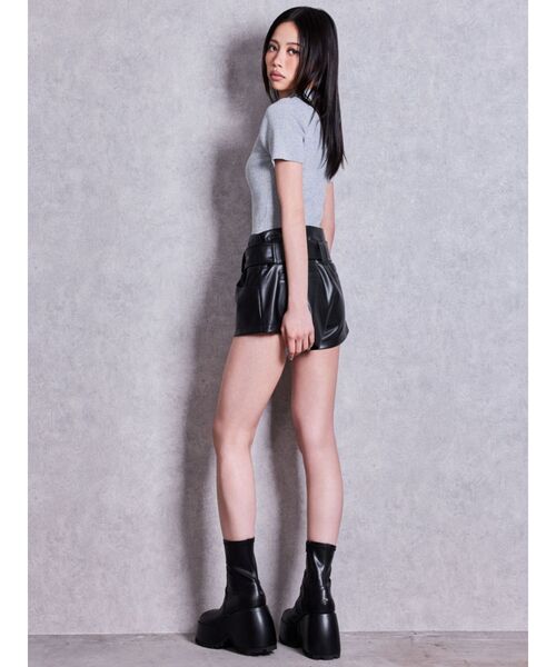 GYDA（ジェイダ） パンツ ベルト付きストレッチフェイクレザーショート