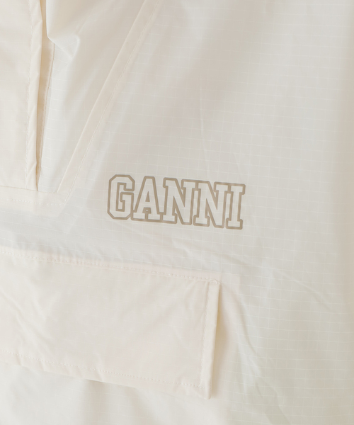 GANNI ロゴ ホワイトフード付きパーカー GANNI パーカー マウンテンパーカー 「GANNI / ガニー」 Drop