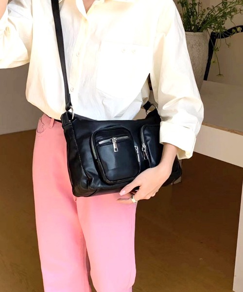 FERRAGAMO 『Hug』 ショルダーバッグ マルチポケット ポーチ FERRAGAMO フェラガモ ショルダーバッグ HUG POUCH S ハグ 21