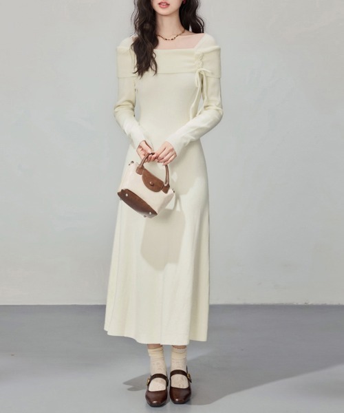 ♡ 人気完売♡ 花モチーフ付 袖ニットワンピ ♡ 人気完売♡ 花モチーフ付 袖ニットワンピ