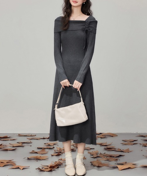 ♡ 人気完売♡ 花モチーフ付 袖ニットワンピ ♡ 人気完売♡ 花モチーフ付 袖ニットワンピ