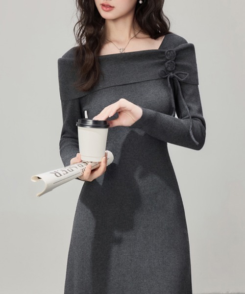 ♡ 人気完売♡ 花モチーフ付 袖ニットワンピ ♡ 人気完売♡ 花モチーフ付 袖ニットワンピ