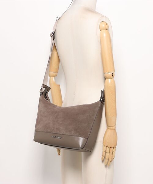 マイケルコース　スエードバック　新品、未使用 MICHAEL KORS（マイケルコース） ショルダーバッグ COOPER スエード