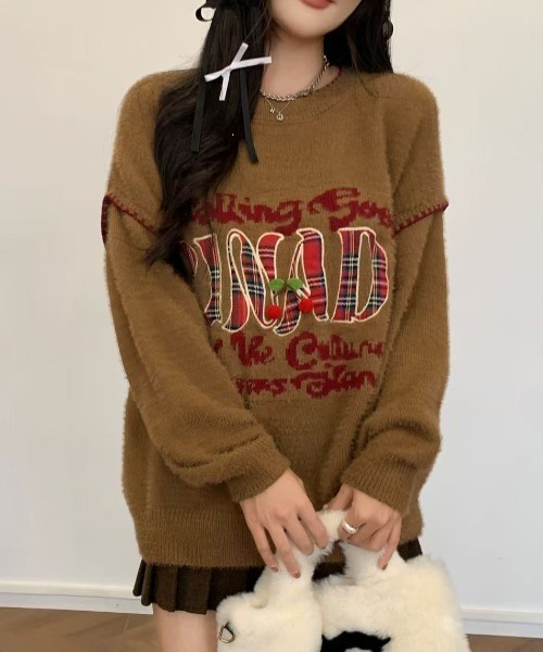 Sibra（シブラ） ニット セーター レトロロゴ×チェリーブローチ付き