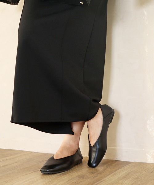 に*っ様 黒 合成皮革 フラットパンプス Vカットデザイン