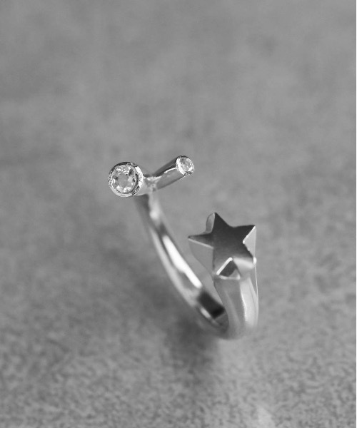 vv 指輪 リング vv.jewelry: 星と2粒ホワイトトパーズのオープンリング