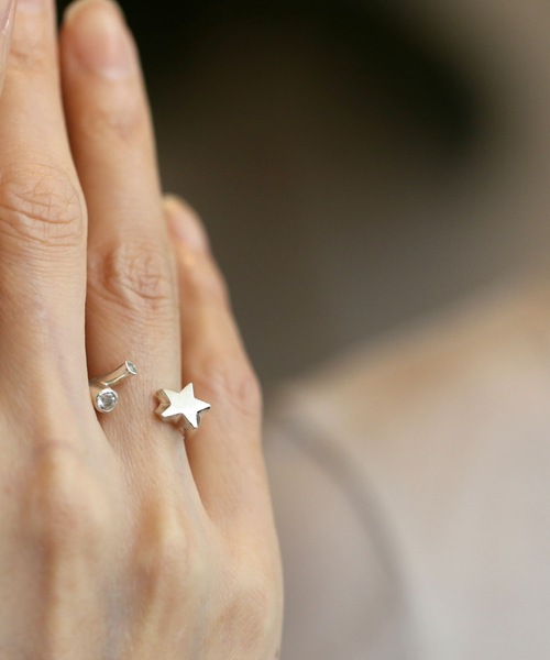 vv 指輪 リング vv.jewelry: 星と2粒ホワイトトパーズのオープンリング