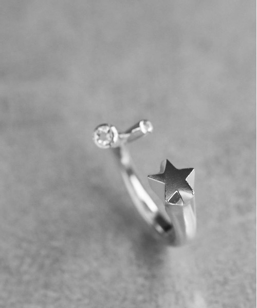 vv 指輪 リング vv.jewelry: 星と2粒ホワイトトパーズのオープンリング