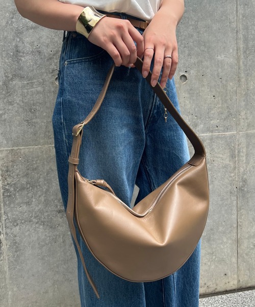 LA CARRIE クロスボディバッグ Taupe カラーのボックスカーフレザーを使用したクロスボディ