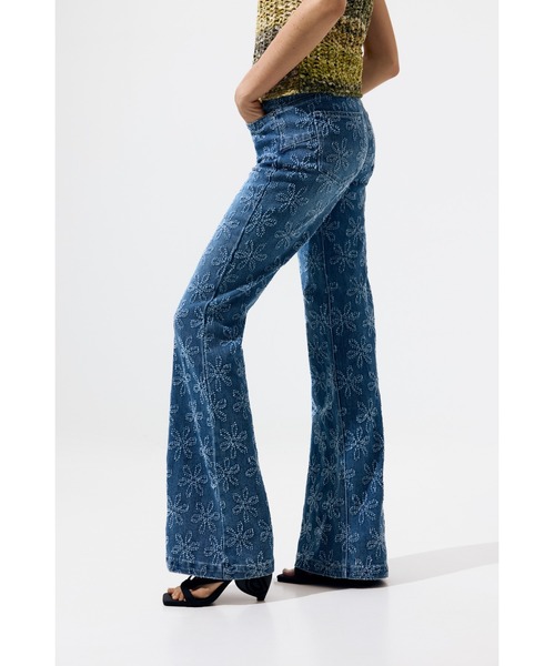 【新品未使用】Desigual／カーブデニム／刺繍デニム 30 Desigual（デシグアル） ジーンズ デニム デニムパンツ 花柄刺繍フレア