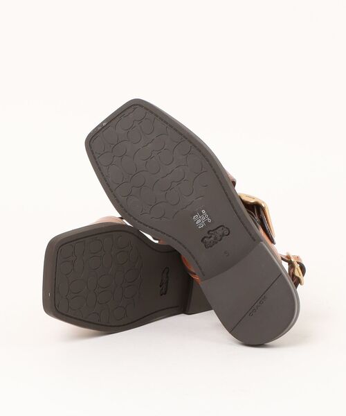 上品に足元を飾る【COACH】アーカイブバックルフラットサンダル 上品に足元を飾る【COACH】アーカイブバックルフラットサンダル