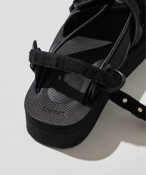 TOGA PULLA ブラックフラットサンダル TOGA PULLA（トーガ プルラ） 「SUICOMMI」フラットサンダル 23