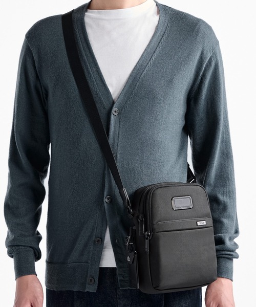 TUMI ブラック ショルダーバッグ　Alpha美品 TUMI（トゥミ） ショルダーバッグ ALPHA（アルファ） スモール・クロス