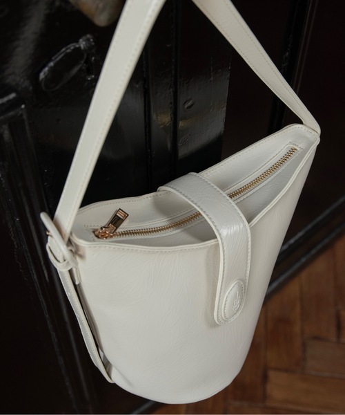 lawgy（ラウジー） ハンドバッグ triangle logo one handle bag