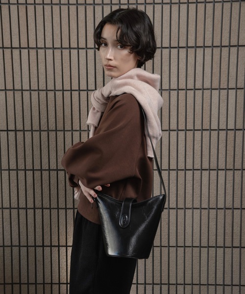 lawgy（ラウジー） ハンドバッグ triangle logo one handle bag