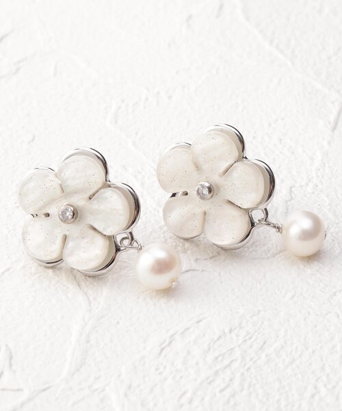 LAURA ASHLEY（ローラアシュレイ） ピアス 淡水パール フラワーピアス