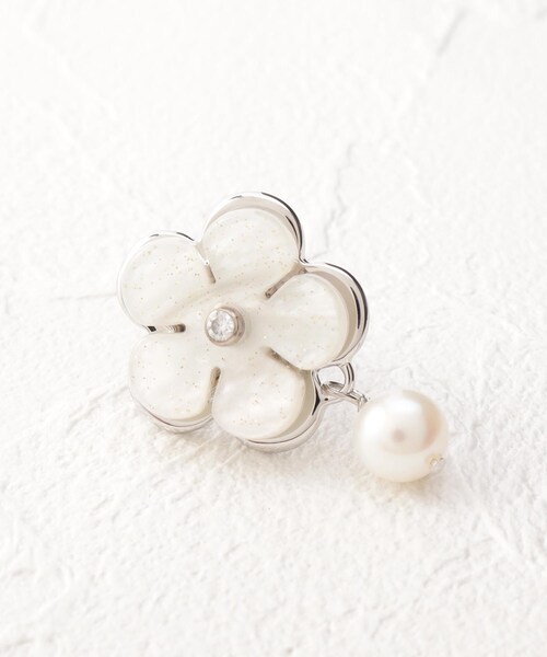 LAURA ASHLEY（ローラアシュレイ） ピアス 淡水パール フラワーピアス