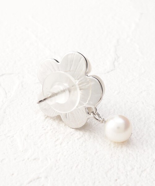 LAURA ASHLEY（ローラアシュレイ） ピアス 淡水パール フラワーピアス