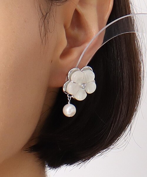 LAURA ASHLEY（ローラアシュレイ） ピアス 淡水パール フラワーピアス