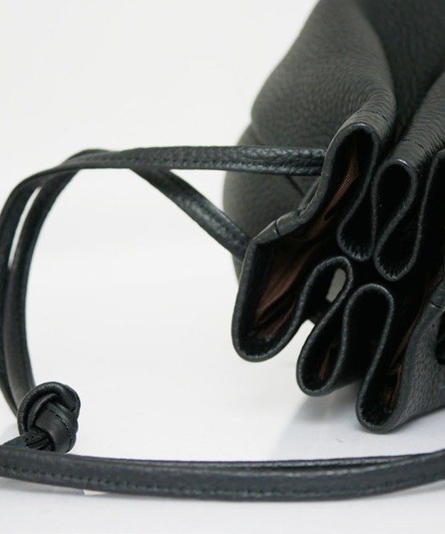 LEZALI ショルダーバッグ エンボス巾着バッグ メンズ レディース