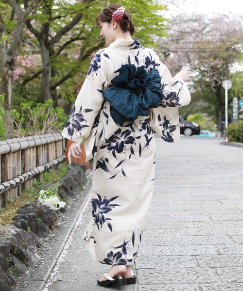 生成り色の地に雪輪や撫子、蜻蛉が舞い飛ぶ涼やかな麻混の浴衣です 生成り色の地に雪輪や撫子、蜻蛉が舞い飛ぶ涼やかな麻