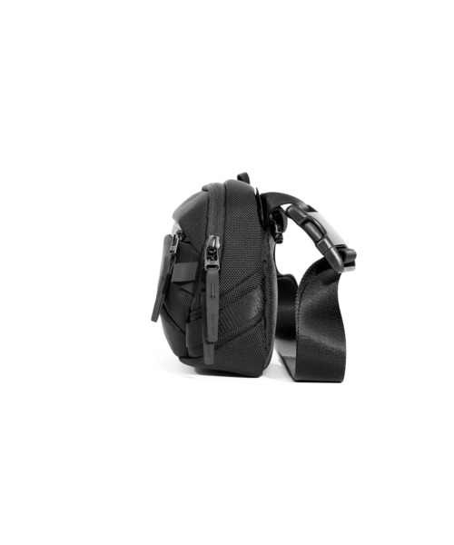 極上美品　AER スリングバッグ　ブラック ！ Aer（エアー） ショルダーバッグ Aer DAY SLING 4 デイスリング ミニ