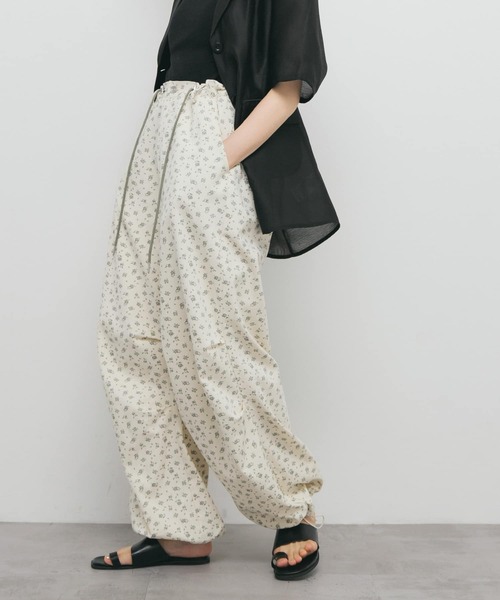 KBF（ケービーエフ） パンツ フラワープリントドロストパンツ