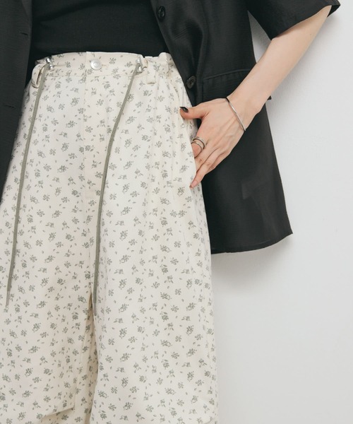 KBF（ケービーエフ） パンツ フラワープリントドロストパンツ