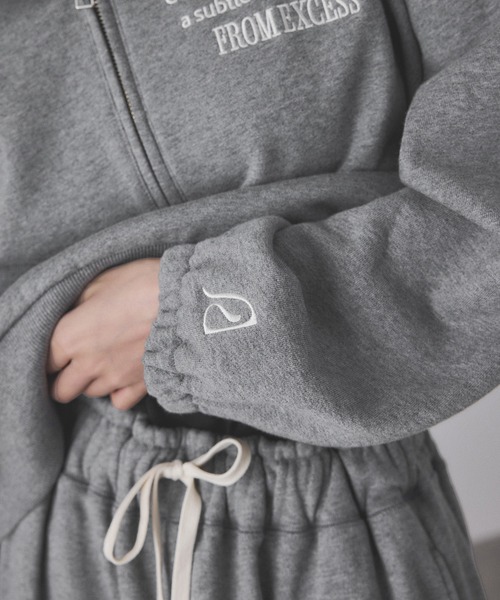 ADAM ET ROPÉ グレー クロップドスウェット　フェルト刺繍 オリジナルファッション - ADAM ET ROPÉ グレー クロップドスウェット